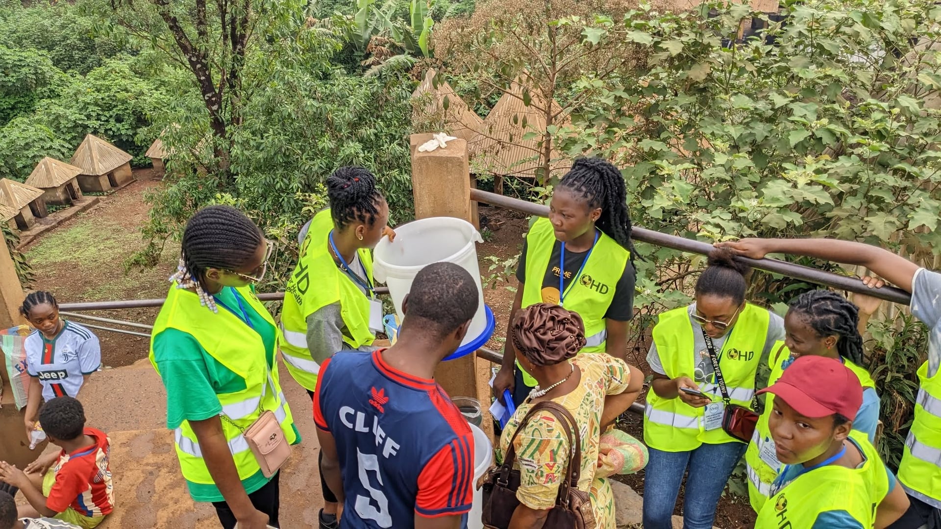 Collecte d'eau potable avec les communautés, projet Eau saine.